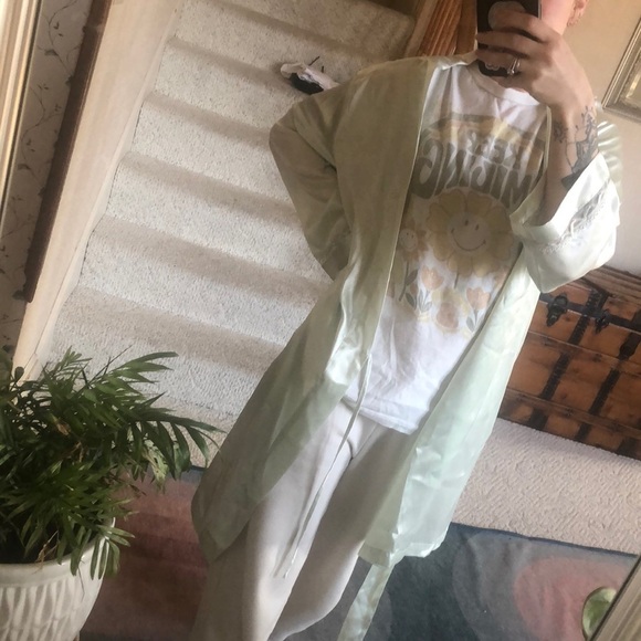 Morgan Taylor Intimates Green Satin Glamour Robe - Picture 10 of 11